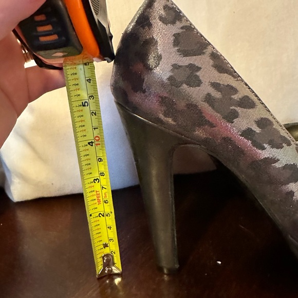 Sexy leopard platform heels. Night on the town, anyone?? - Picture 4 of 7